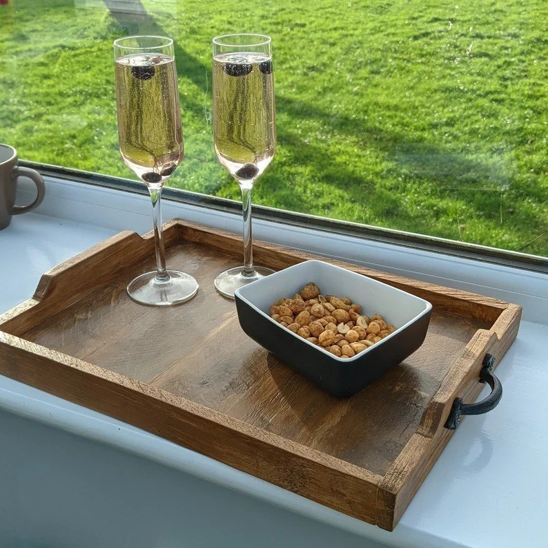 カフェテーブルディスプレイとカップホルダーのためのカスタム彫り木製サービストレイ 田舎風