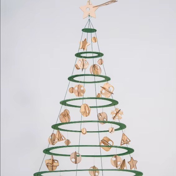 木製のアルベレロのクリスマスツリー オーダーメイドロゴで 祝いの雰囲気を創り出す