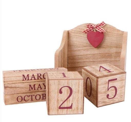 木製のアドベントカレンダー 田舎風の家とヨーロッパ風のアステティクス