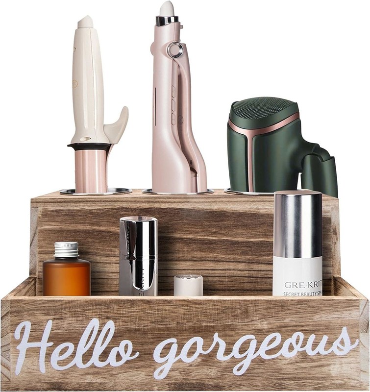 この 木製 の ヘア ドライヤー と ストレインダー ホルダー を 用い て,洗面室 を 簡単 に 整理 し て ください