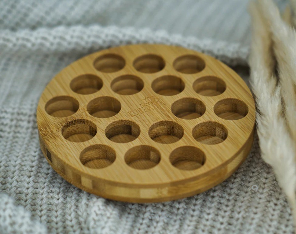 円状の油瓶を効率的に保管するための機能的な木製スタンド